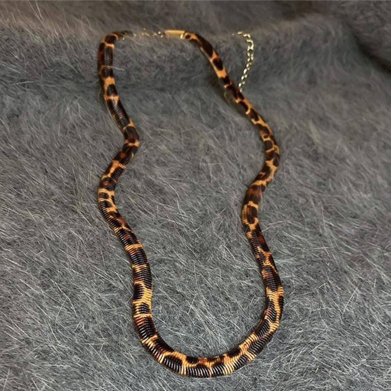 Exaggerated Retro Leopard Print Necklace Sophisticated Leopard and Braided Pattern Necklace Accessory for Modern Women