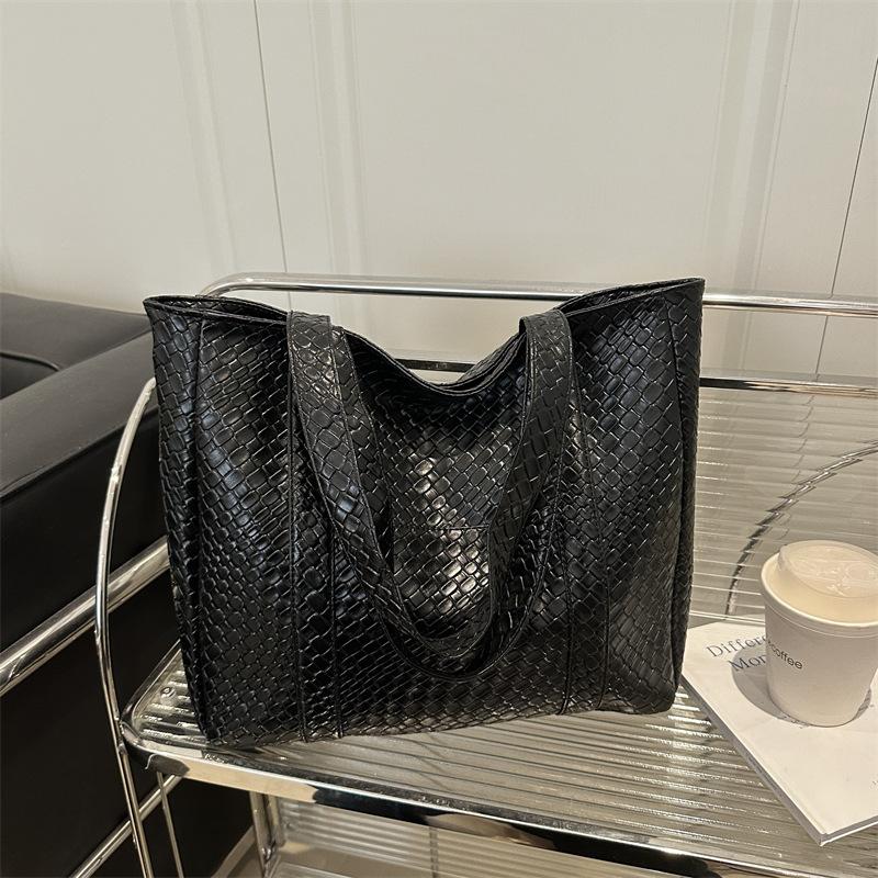 New Simple and Fashionable Solid Color Tote Underarm Shoulder Bag Retro Woven Pattern Large Capacity Casual Bag