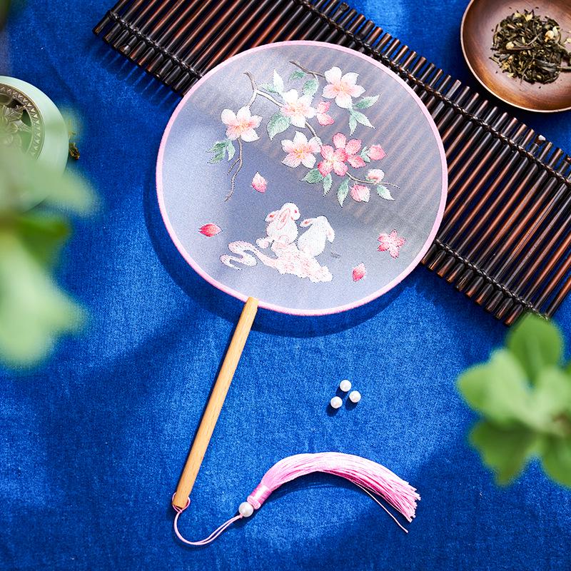 

Вышитый круглый веер в старинном стиле – классический китайский аксессуар для танца фей для ханьфу или чонсама