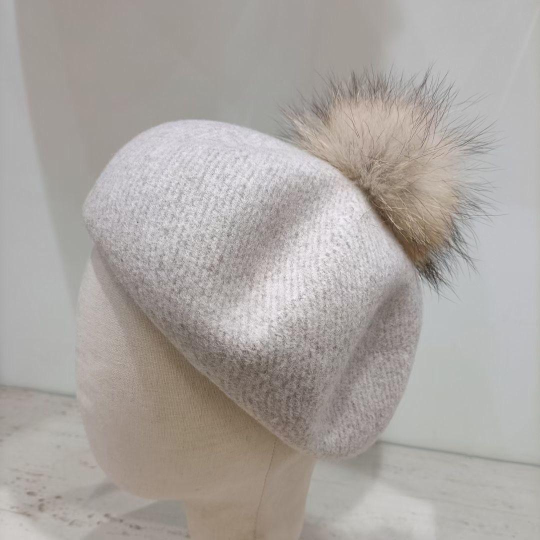 

Женский зимний шерстяной берет 2023 года с помпоном из меха енота белый