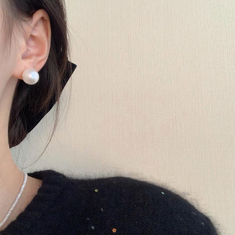 Vintage Silver Pearl Stud Earrings - Elegant Light Luxury Court Style