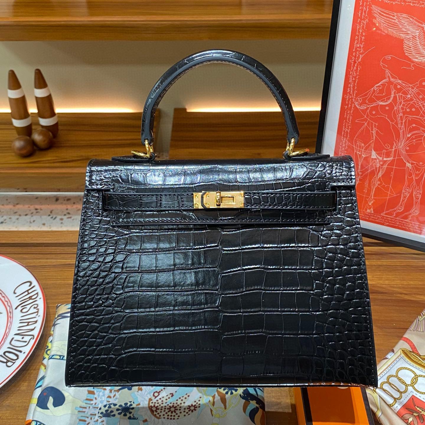 

Версия высокого класса Желтая коровья кожа Двухслойная Натуральная кожа Сумка через плечо Мини Премиальная Ручная сумка 100% Одинарный кожаный ремешок Женская сумка 25x9x19cm чёрный