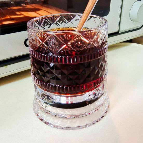 Whiskyglas mit leuchtender Basis 360 Grad drehbarer Whisky Tumbler 260ml Bleifreies Glas Einzigartiges Geschenk für Papa Geburtstag Feiertag