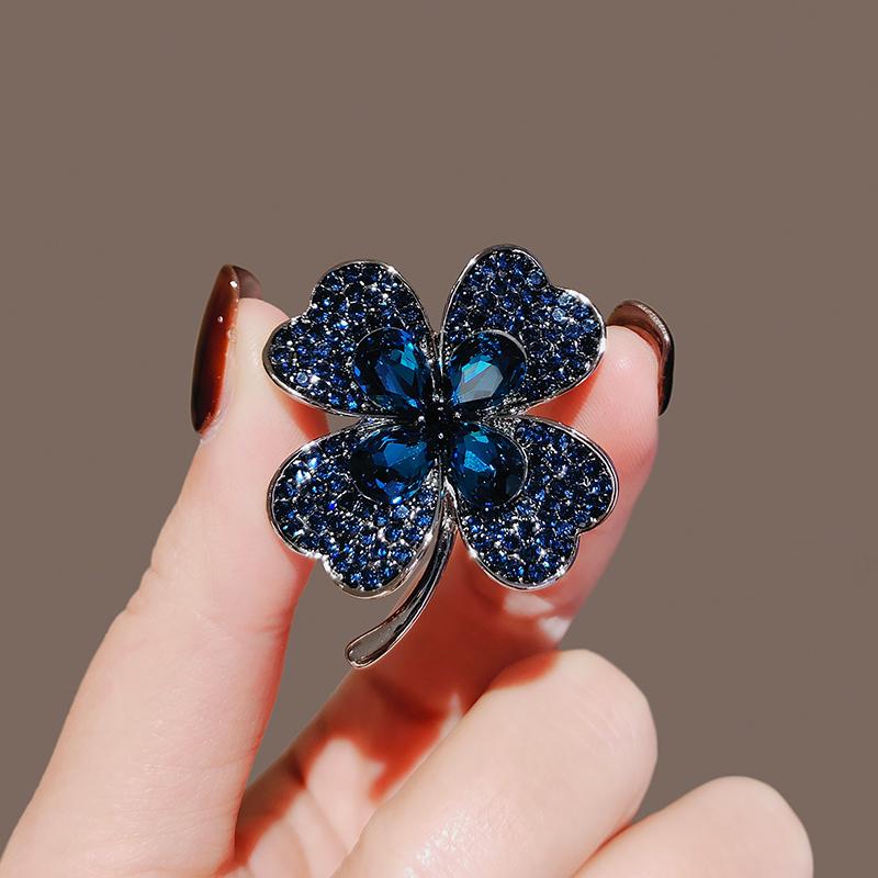 Blue Crystal Four-Leaf Clover Brooches For Women Simple Design Rhinestone Flower Lapel Pins Wedding Jewelry for Her New