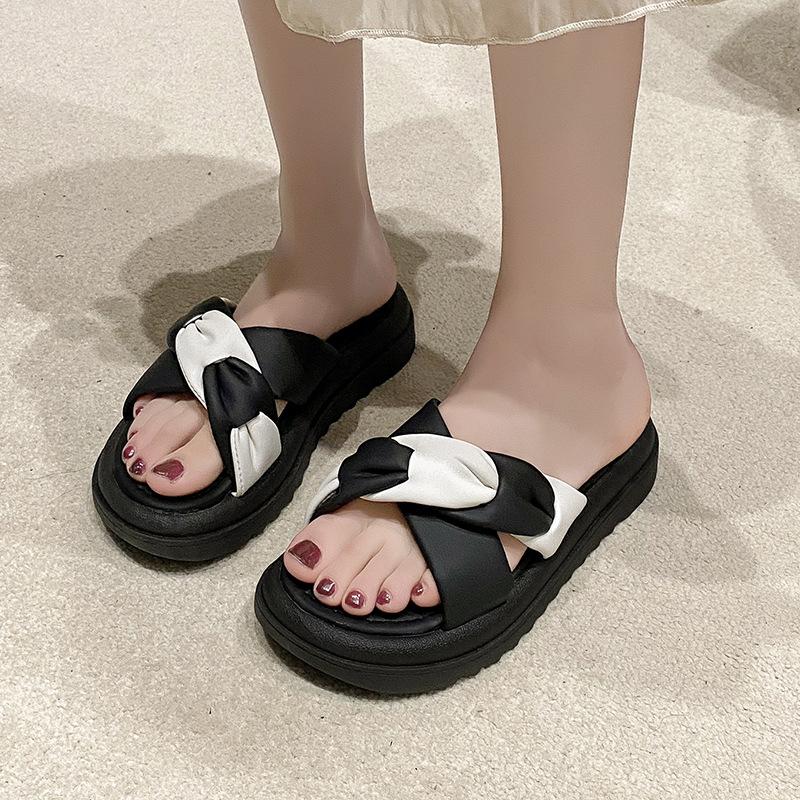 Thick-soled slippers women ins trendy summer outer wear fashion 2025 new inner height increase muffin slope heel Internet celebrity slim sandals
