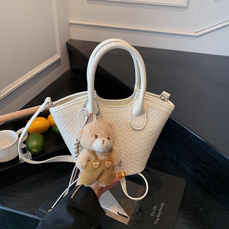 2025 New Summer Bucket Bag Women's Versatile Niche Design Shoulder Messenger Bag This Year Popular Woven Handbag