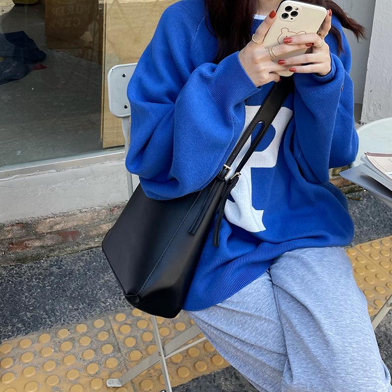 Retro Large Capacity Bag for Women New Trendy and Fashionable Bucket Bag French Niche Underarm Bag Versatile Crossbody Bag