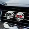 Individuelle Auto-Innenraum-Styling Totenkopf Lüftungsklemmen Metallkopf Luft Retro-Stil Ornament Lufterfrischer Anhänger Halloween Autozubehör für Männer Frauen Duft