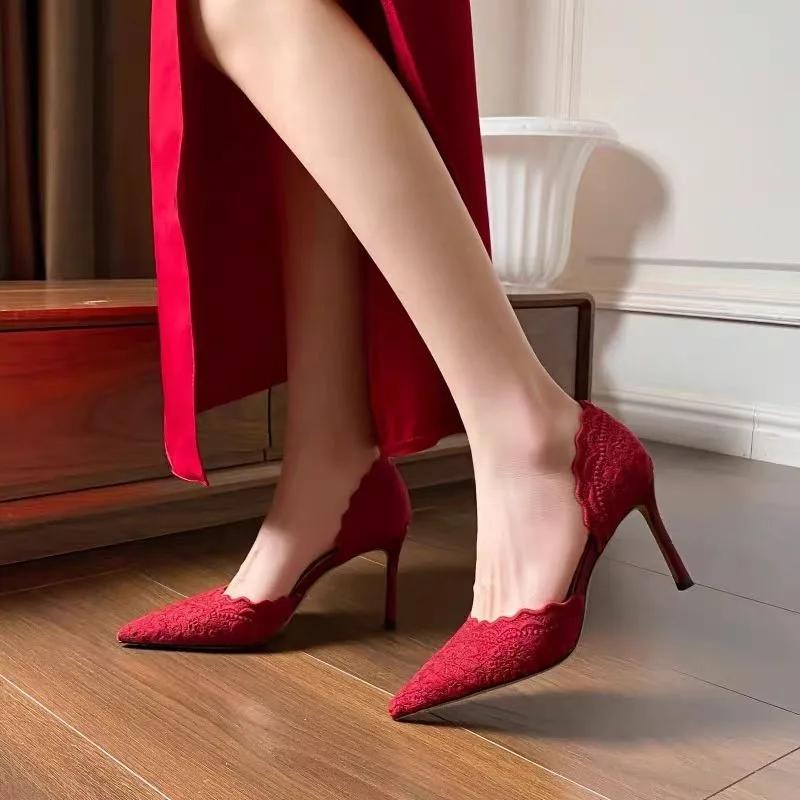 Módní červené svatební boty 2025 Přípitek Nové svatební čínské krajkové špičaté vyšívané vysoké podpatky