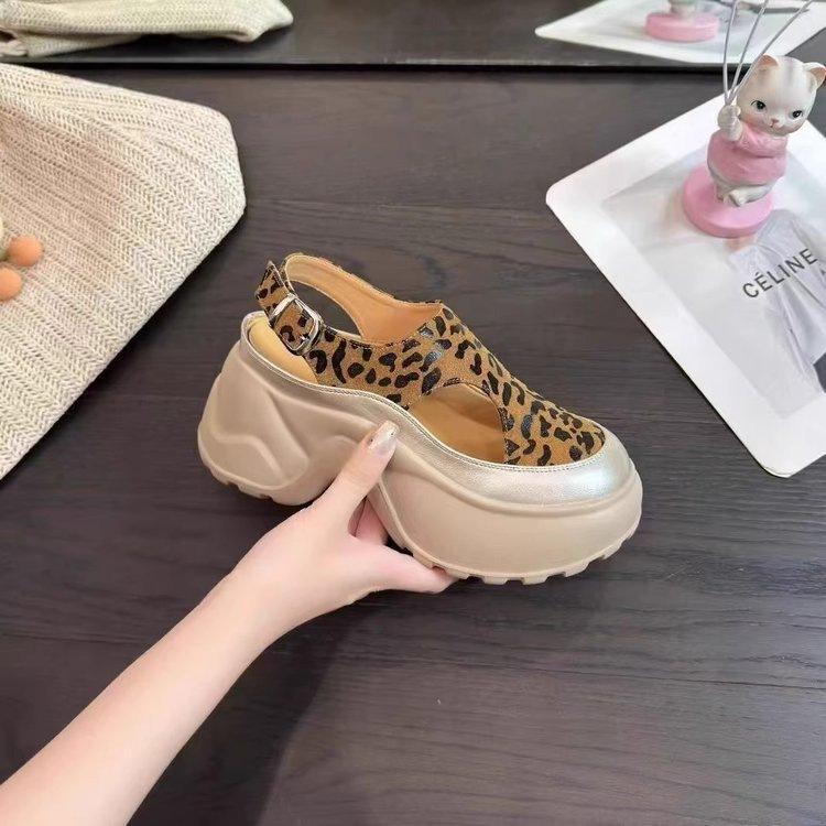 Small hollow bag head sandals women's outer wear 2025 summer new thick-soled muffin versatile casual fashion sandals