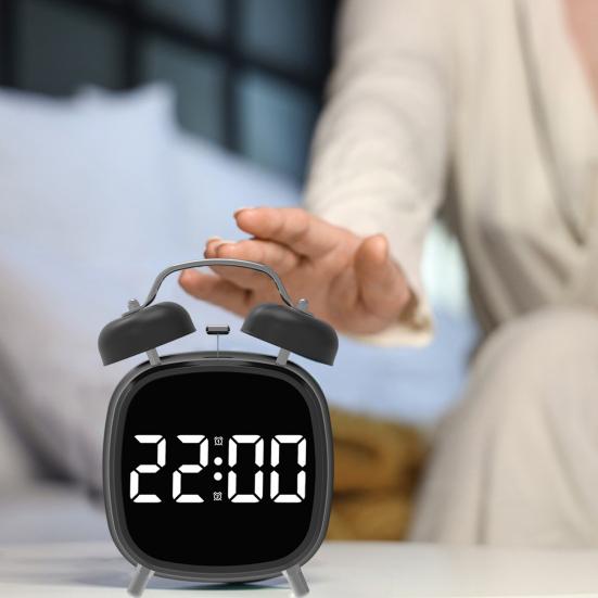 Liten digital vekkerklokke med LED-display Stor skjerm Snoozefunksjon Justerbar Batteridrevet Skrivebordsklokke