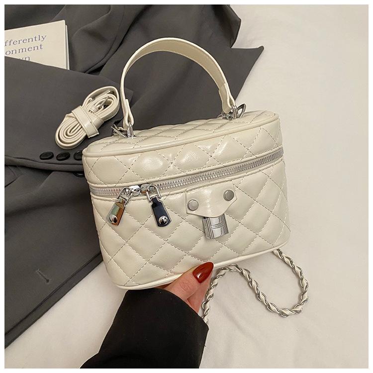 

2025 новая сумка-тоут с цепочкой с ромбовидным узором, персонализированная однотонная ПУ, темпераментная, с развитым чувством стиля, повседневная женская сумка, сумка на плечо белый