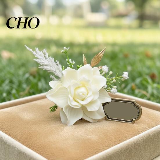 Kompaktes Rosen-Accessoire Herren Simulierte Ansteckblume Leichte Größe Anstecknadel Waldstil Natürliche Optik Anzug-Dekoration mit Grünen Blättern Rankenelementen Abschlussball