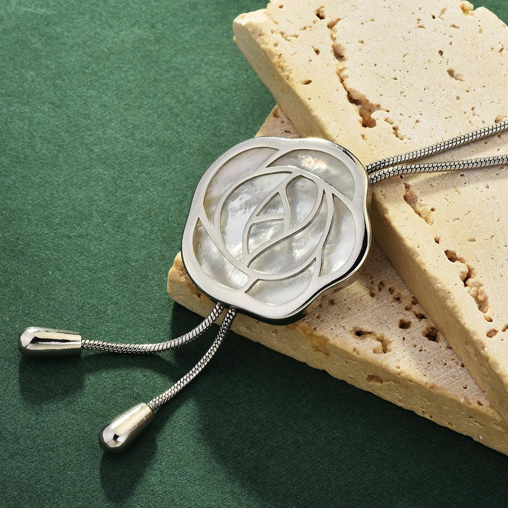 

Shell Rose Eyecatching Flower Pendant Jewelry With Sleek Snake Chain Design срібний