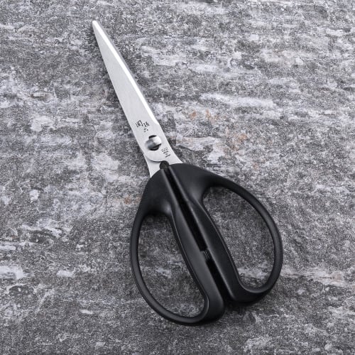 Kai Seki Magoroku Takumisou Santoku Knife 165mm & Kitchen Scissors Set, Kitchen Tool, Knife Set, Kitchen Scissors, Suitable for Single Living, RC5077