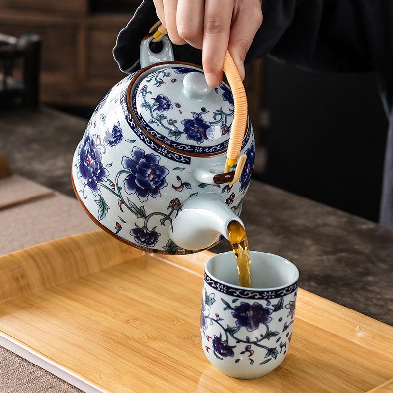Ceramic Blue and White Teapot with Handle, Large Capacity Retro Herbal Tea Pot, Single Filter, Suitable for Household and Restaurant Use.