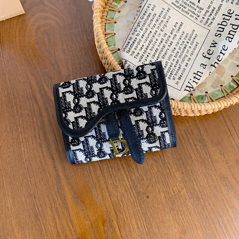 

Европейский и американский ретро кошелек тройного сложения: Женский короткий стиль с большой вместимостью, D-образным кольцом и множеством отделений для карт.