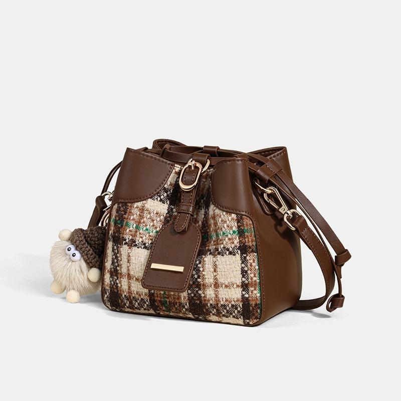 Bucket Bag, New Autumn and Winter Messenger Bag, Highend Sense, Light Luxury, Largecapacity Commuting Shoulder Bag, Luggage.