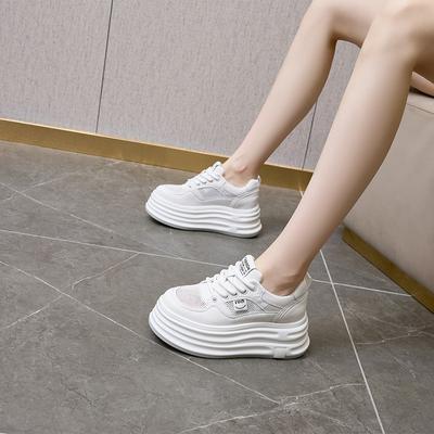 Nuove scarpe bianche in pelle con suola spessa da donna, scarpe singole in rete, scarpe sportive da donna, scarpe da ginnastica casual con zeppa interna