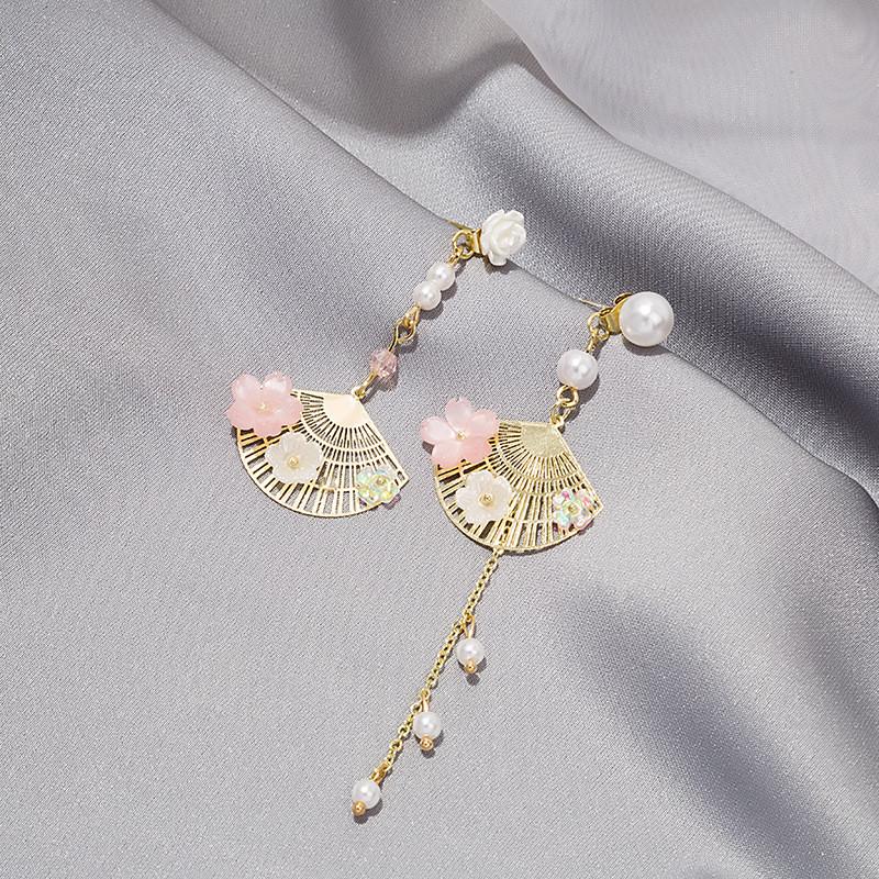 Chinese Style Hollow Fan Pendant Earrings For Women Asymmetrical Vintage Fan-shaped Shell Flower Pearl Earrings Jewelry Gifts