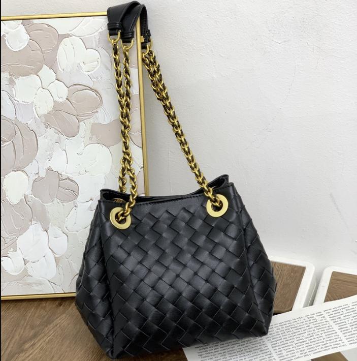 

2025 New Genuine Leather Women s Bag Retro Weaving Parachute Bag Chain Strap Underarm Bag Single Shoulder Crossbody Large Capacity Cross Border 20x17x16.5CM чорний