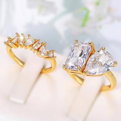 Huitan Tendenza Pera Quadrato Cristallo Zirconia Cubica Anelli per Donne Set da 2 Pezzi Colore Oro Matrimonio Fidanzamento Accessori Gioielli