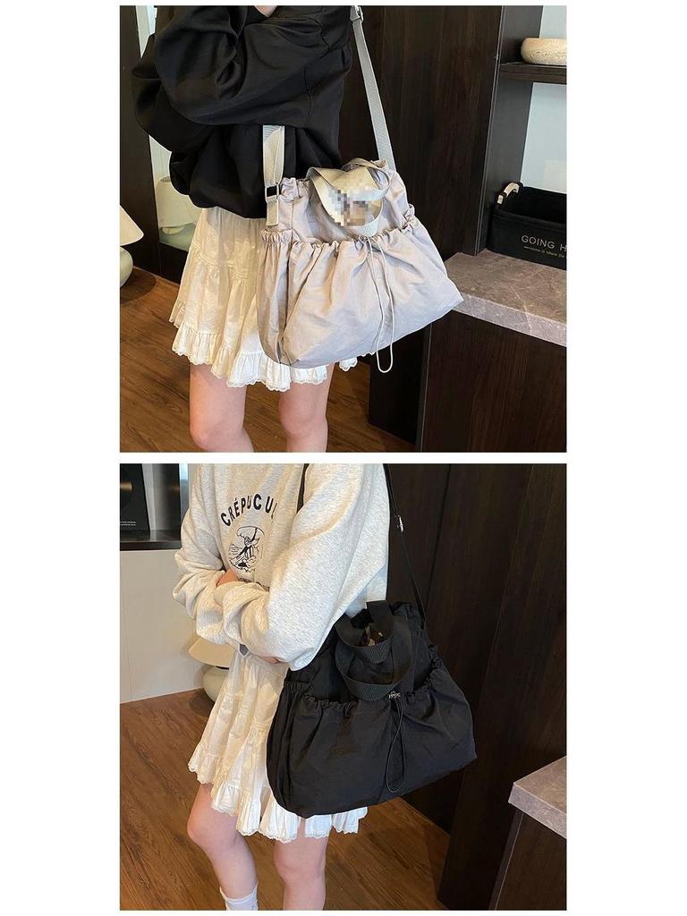 “Koreansk plisserad minimalistisk axelväska - Mångsidig & Chic” (2025)”