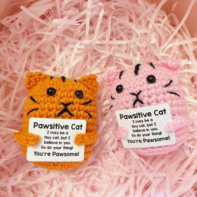 Personalisierte Niedliche Gehäkelte Positive Energie Katze Puppe Heimzimmer Dekoration Handgefertigt Gestrickte Katze Ornament Weihnachtsfeier Deko Geschenk