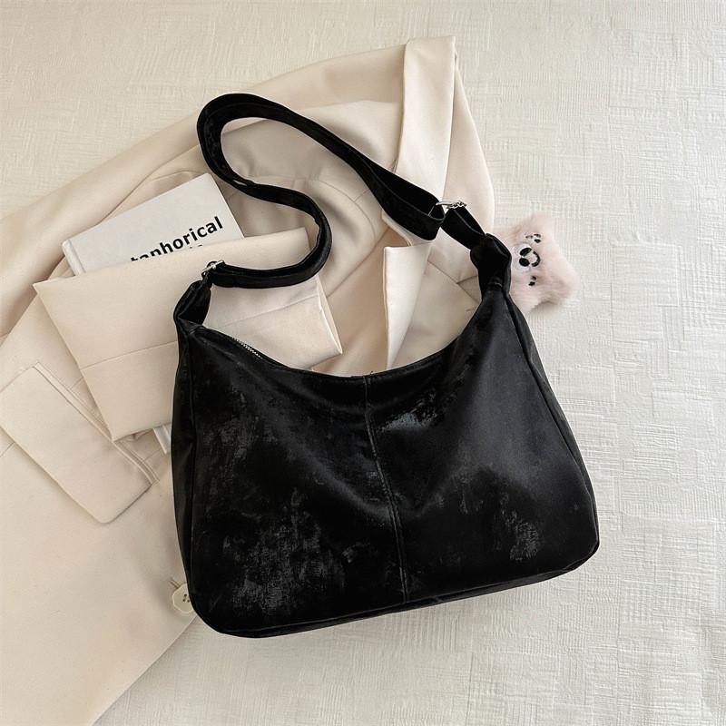 

Модная простая сумка-тоут из искусственной кожи на весну 2024 года для женщин, большой вместимости и с шикарным дизайном Without pendant чёрный