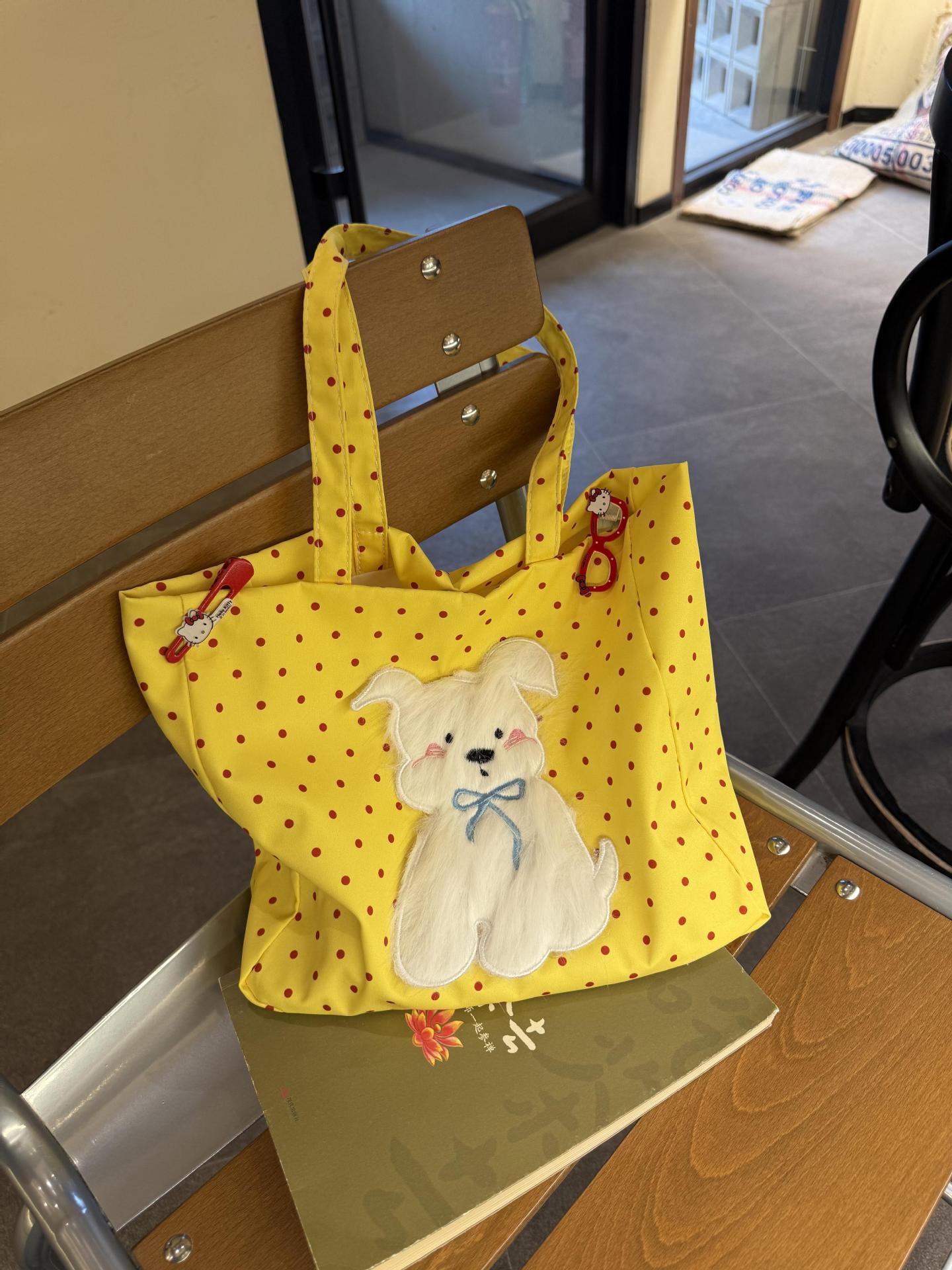 

Милая дорожная студенческая сумка с высоким уровнем внешнего вида. Универсальная сумка-тоут для летнего шоппинга и повседневной носки. жёлтый