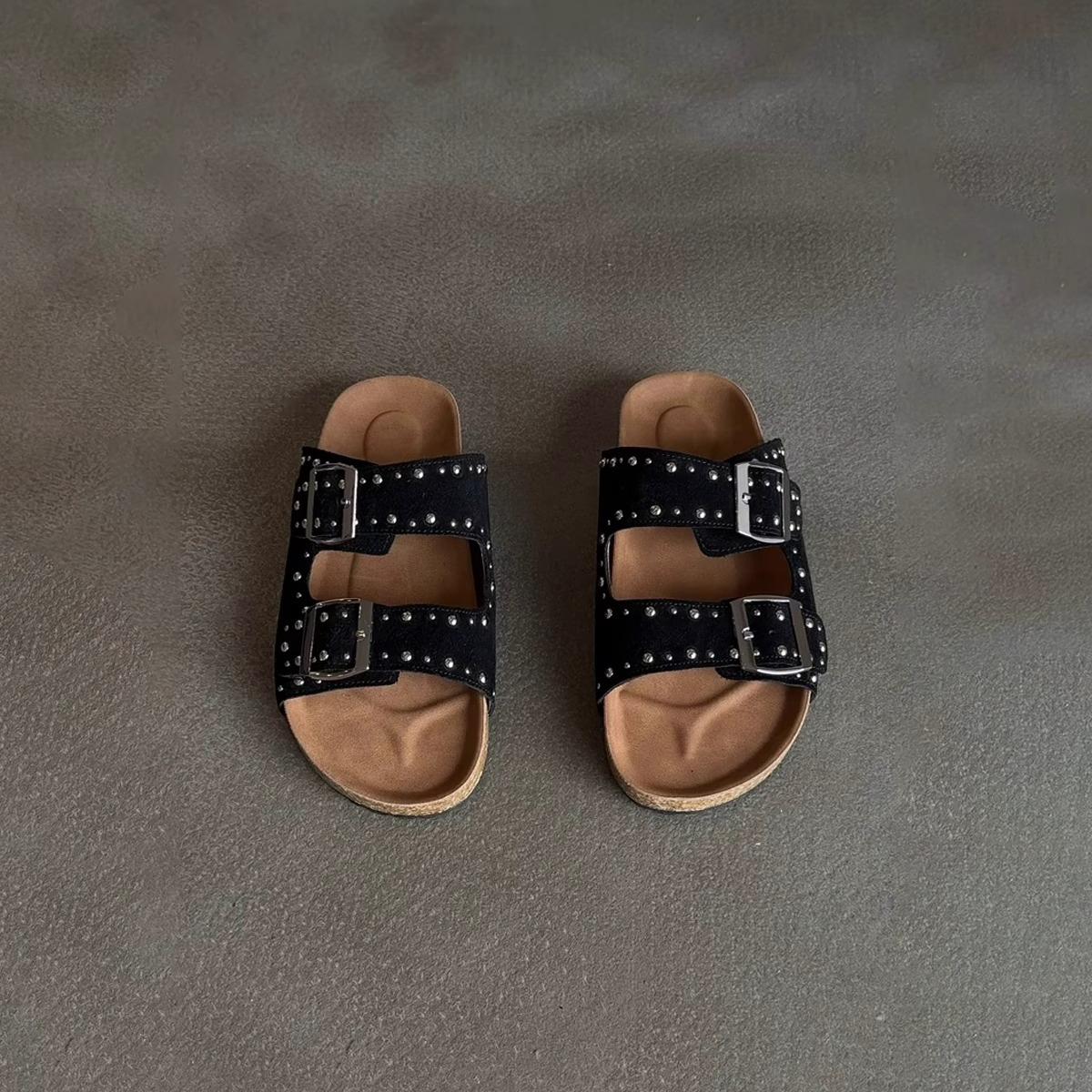 

Ретро шлепанцы на толстой подошве женские для улицы лето новая мода заклепки ремешок с пряжкой крутые шлепанцы 40 чёрный