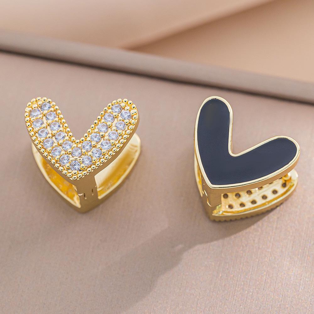 Eleganckie kolczyki sztyfty z cyrkoniami w kształcie koniczynki i misia - Nowy szykowny design