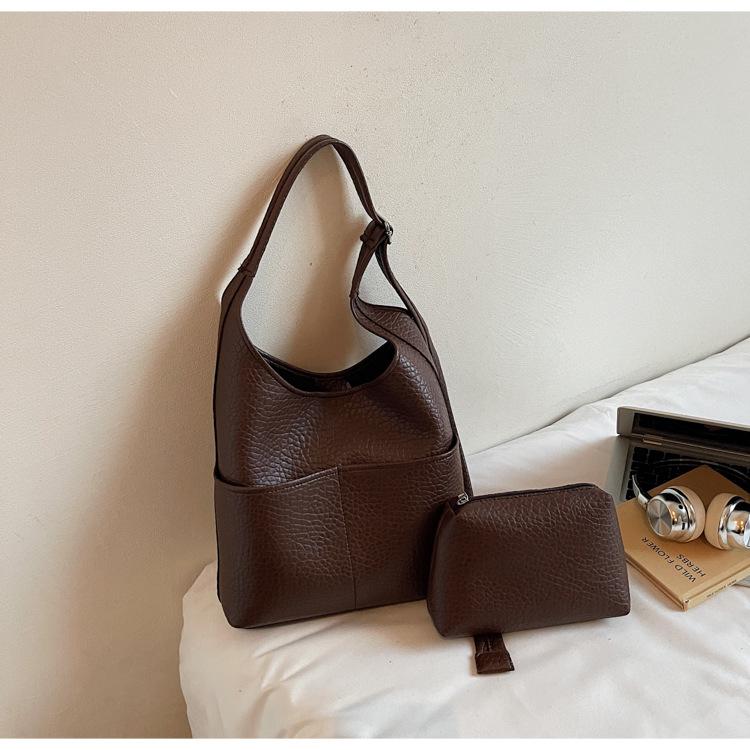 

2025 autumn new simple fashion niche shoulder bag large capacity tote bag women s simple messenger commuter bag