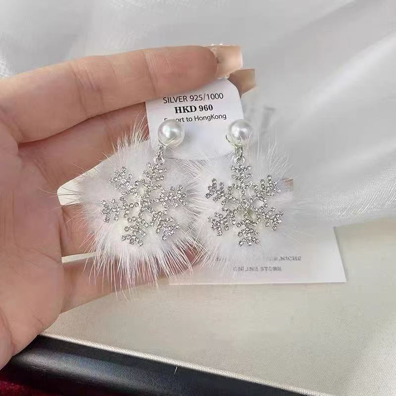 Glitter Plush Snowflake Dangle Earrings Elegant Winter Pearl Snowflake Earring Women Fashion Jewelry Christmas Earrings Women