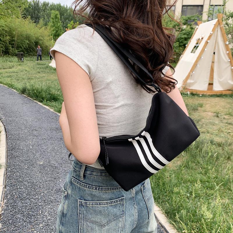 

Summer fashion sports style small square bag women s new 2025 summer sweet and cool hot girl style texture messenger bag bag чорний