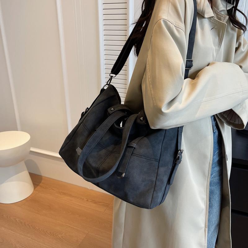 Large-capacity bag women's 2025 new simple and versatile retro shoulder messenger bag texture class commuter tote bag