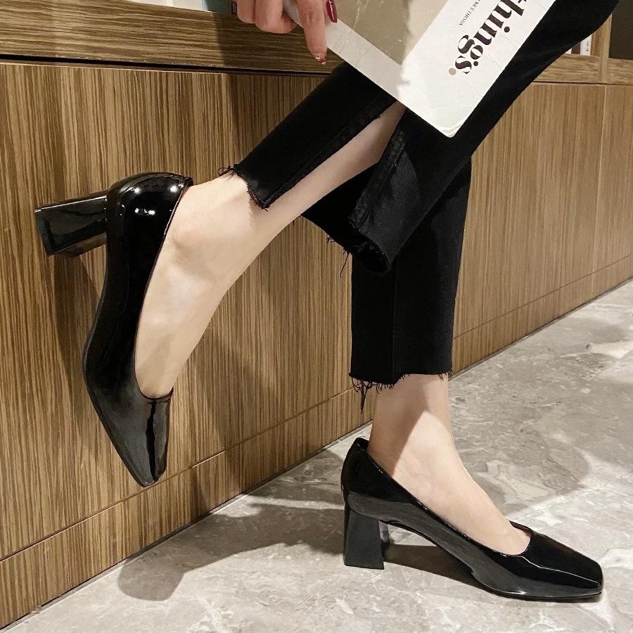 Thick heel retro high heels 2025 new spring and autumn soft leather shallow mouth Internet celebrity fashion black versatile square head single s