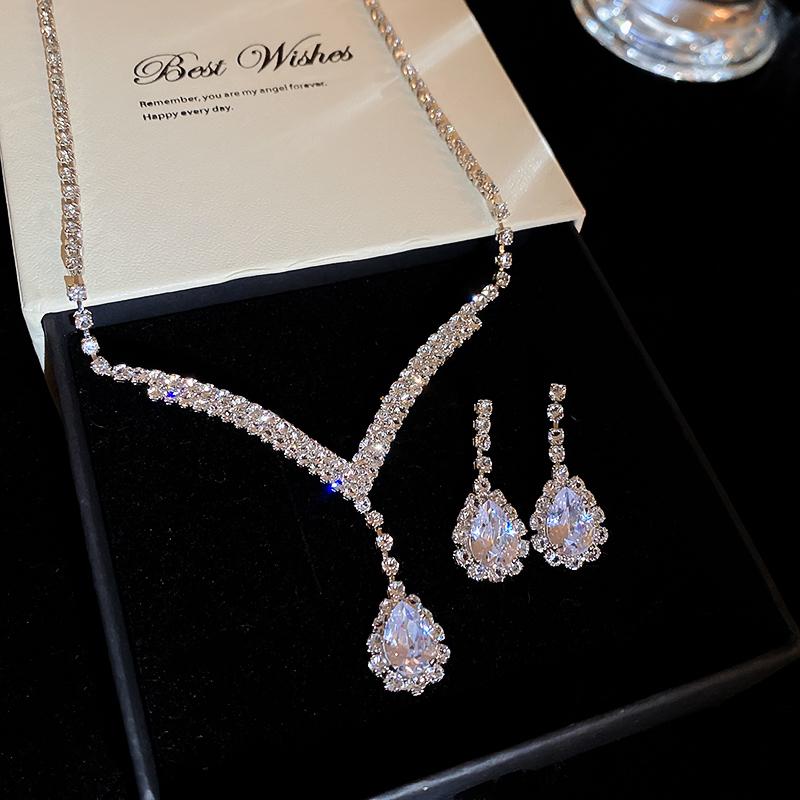 3 Pezzi Bluey Collane con Ciondolo Quadrato Strass a Goccia d'Acqua per Donne Catene per Clavicola Temperamento Elegante Set di Gioielli di Lusso
