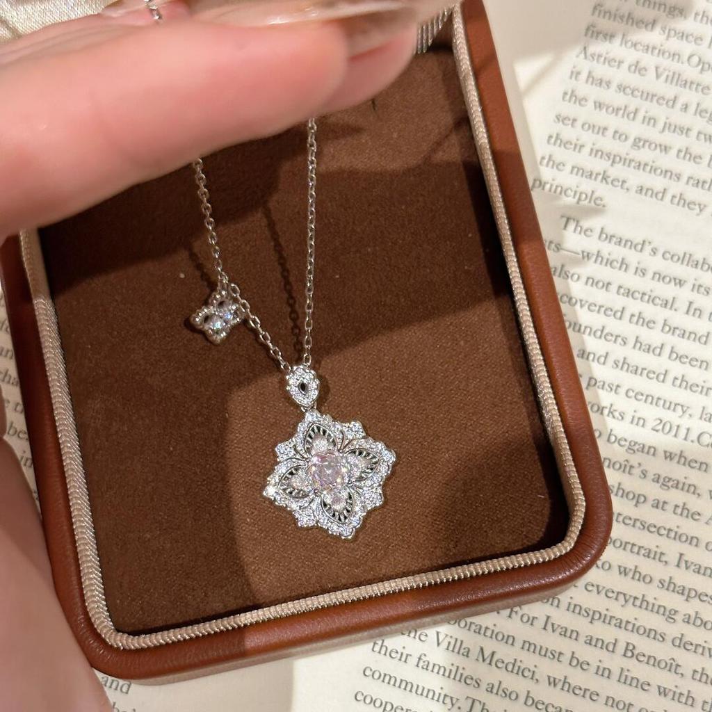 French Retro Symphony Mermaid Ji Rush Cloth Wind Clover Necklace Fashion Light Luxury Symphony Diamond Women'S Pendant
