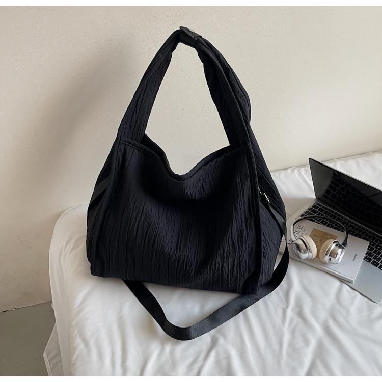 

2025 summer new bag wrinkled underarm bag tote bag Korean version large capacity shoulder commuter bag women s bag