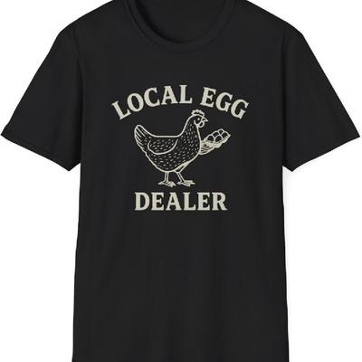 Camiseta de Revendedor de Ovos Local - Camiseta Vintage de Galinha de Fazenda - Camiseta Unisex Softstyle para Agricultores e Presentes com Tema de Fazenda