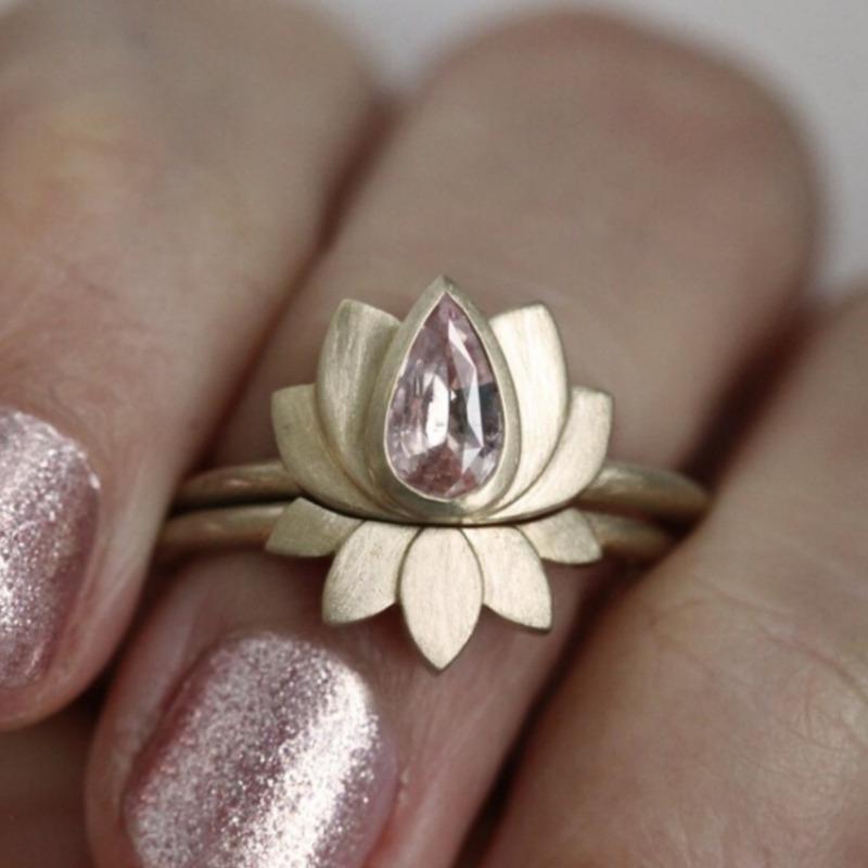 2 Stück Elegantes Goldfarbenes Lotus Verlobungsring Set mit Rosa Perfekt für Hochzeiten und Partys