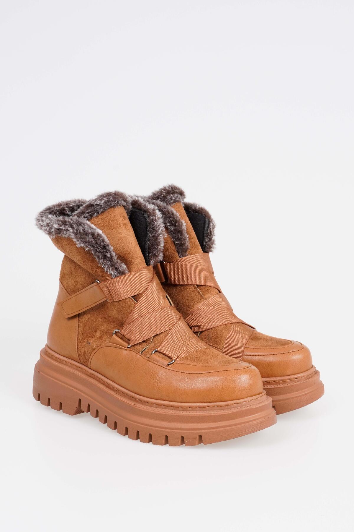 

Женские ботинки на шнуровке с меховой липучкой