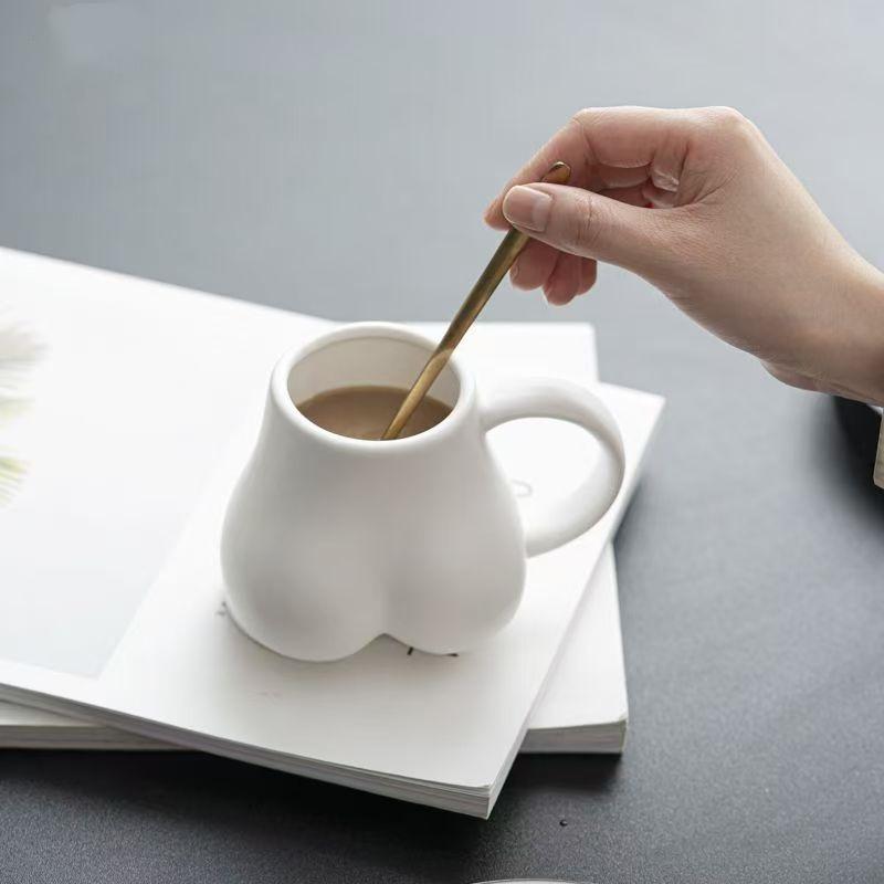 Ins Butt Sculpture Design Body Butt Cup Mugs 310ml Creative Coffee Cup Sculpture Fun Ass Cup Ceramic Woman Butty Mug with Handle 310ml белый
