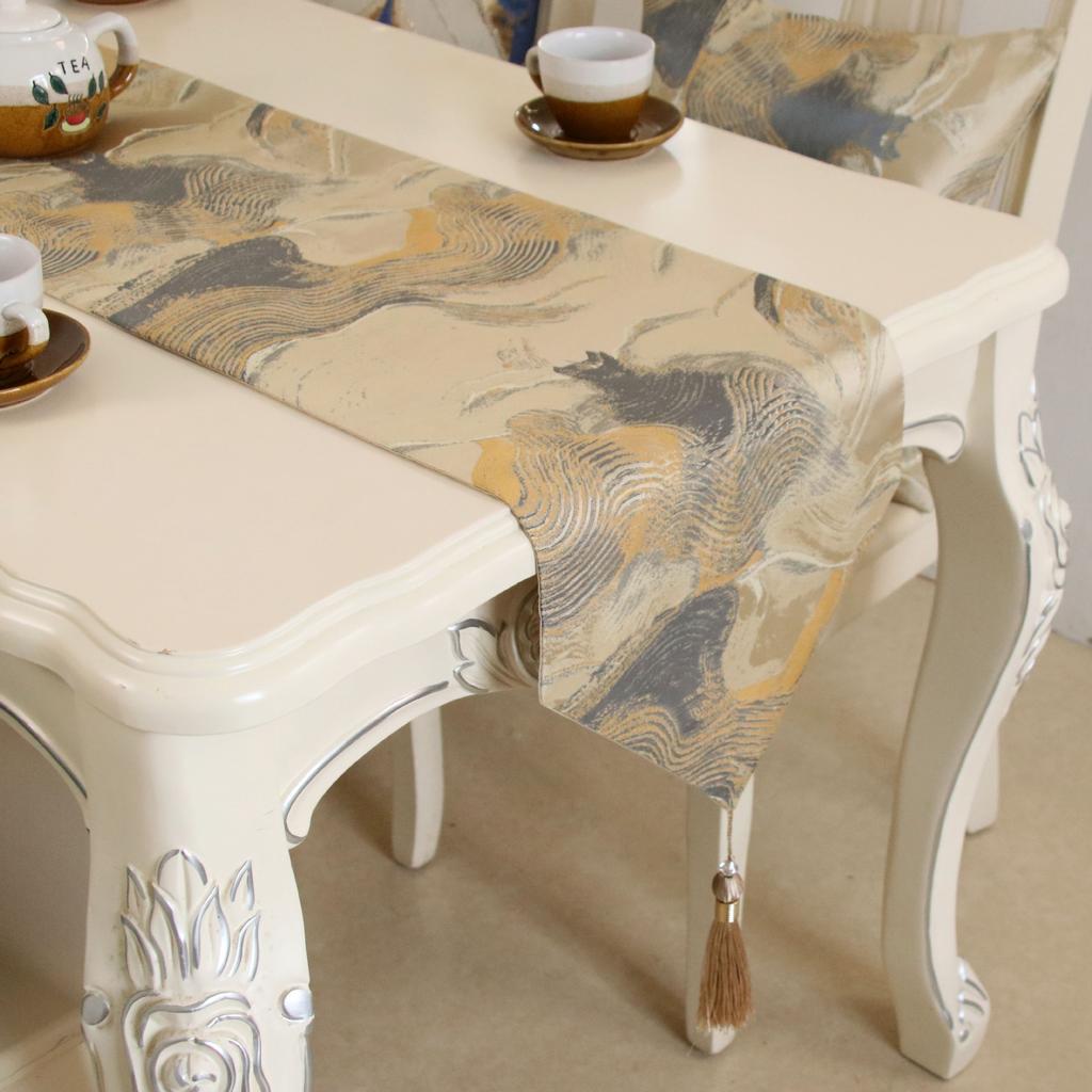 Drapeau de Table Minimaliste Moderne Motif Vague Jacquard Long Chemin de Table pour Table à Manger Serviette de Table Basse avec Accessoires à Pompons Serviettes Anti-poussière pour le Pied de Lit