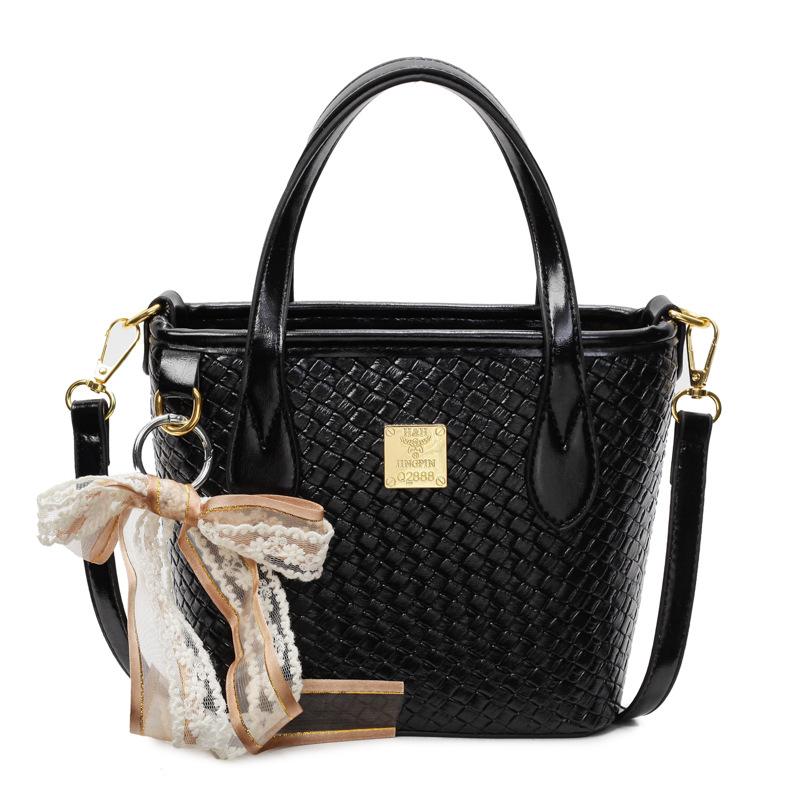 2025 Summer New Textured Woven Large-capacity Women's Bucket Bag Niche Versatile Portable Shoulder Commuter Bag