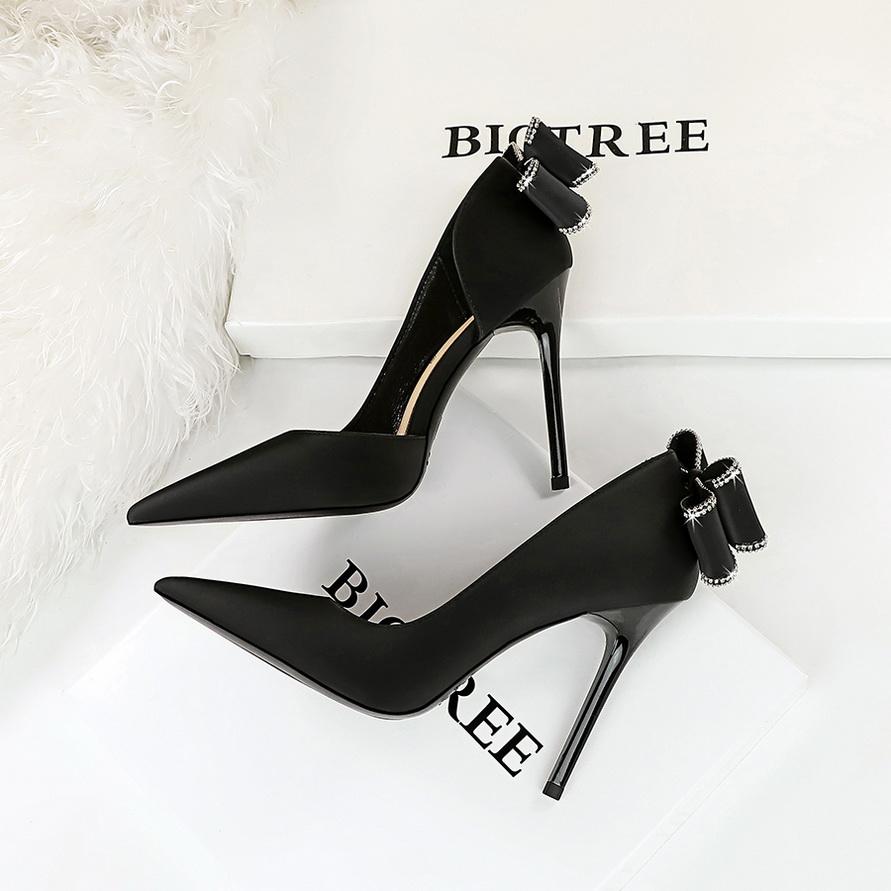 Banquet Vysoké podpatky Tenké podpatky Mělká ústa Špičatá špička na straně vyhloubené štrasový motýlek jednoduché boty