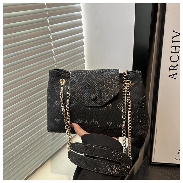 Large Capacity Bag 2025 New Fashion Versatile Chain Shoulder Bag Women Commute To Work Tote Bag