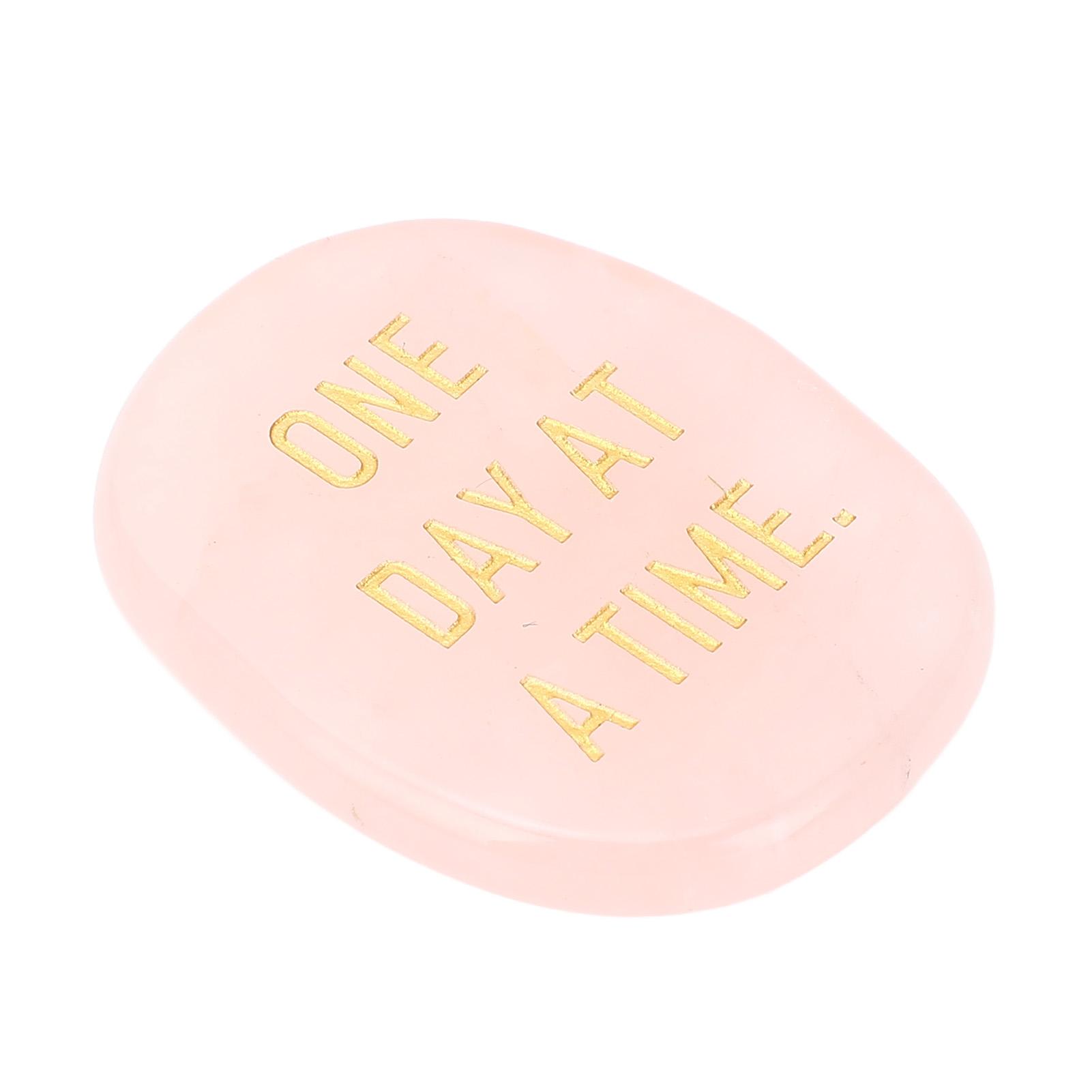 

Камень для беспокойства По одному дню за раз Вдохновляющий Повышает уверенность Дает силу Камень для большого пальца от тревоги Розовый кварц