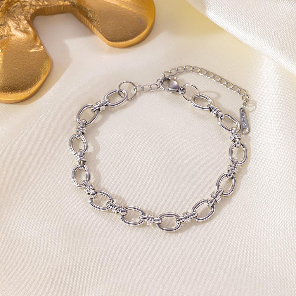 Moda Europeo-Americana Collana a Strati con Catena Piatta a Maglia Serpente a Tre Strati per Donna - Catena Clavicola con Croce in Metallo